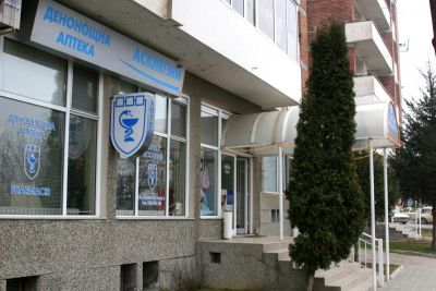 ЛИЦЕ И СТРАНИ - ИЗДУПЧЕН ЕТАЛБОНД, ФОН - ПЛЕКСИГЛАС ОПАЛ 1